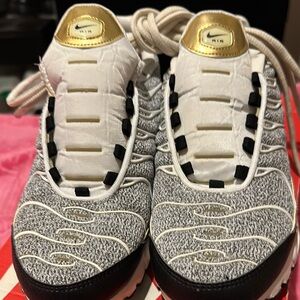 Air Max Plus TN Nike Gray and White Sneakers with Textured Design